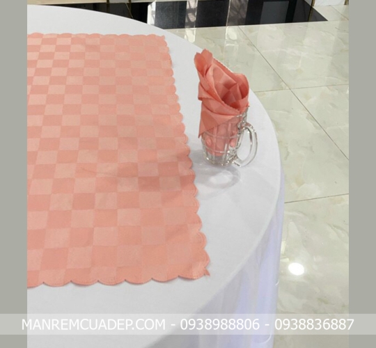 KHĂN BÀN TRÒN TRẮNG HỒNG XINH XẮN