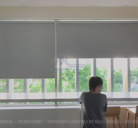 RÈM CUỐN MÀU XÁM CHỐNG NẮNG HIỆU QUẢ VÀ KHẢ NĂNG KHÁNG NƯỚC CAO