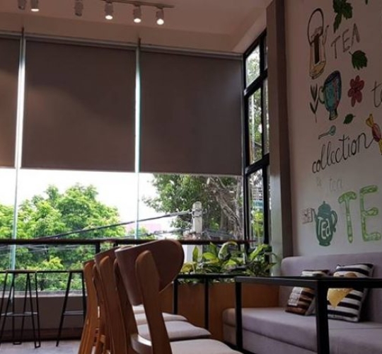 RÈM CUỐN CHỐNG NẮNG CHO QUÁN COFFEE NHẬP KHẨU CAO CẤP, GIÁ RẺ TẠI HCM